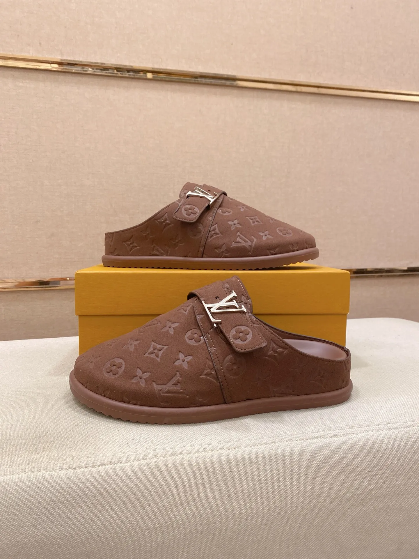 Men's shoes 💰: 360💰LV made 🔍Top purchasing agents, men's spring and summer slippers are available at the same counter. The uppers are made of Italian imported denim with logo graphics and high-quality craftsmanship. The soles are original soles specially provided by the original factory. The exclusive movable molded soles are super comfortable. Original factory follow-up products. 🔍🔍High quality. You can enter and exit the counter at will. Welcome to compare. The code number is 38-44.